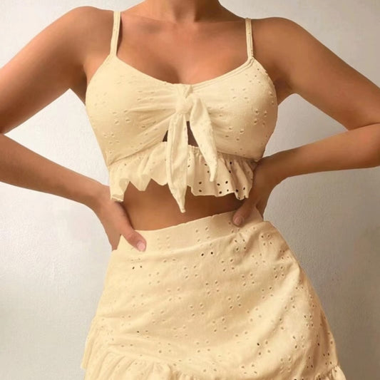 Ensemble chic et ajouré avec crop top noué et jupe courte