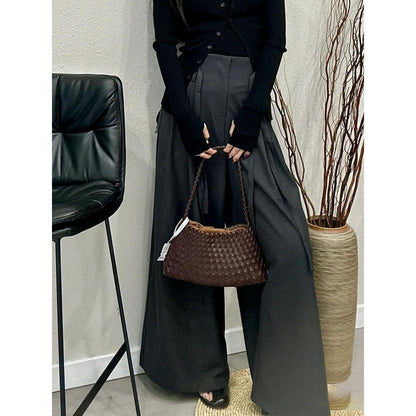 Sac à main pour femme en cuir véritable avec design ergonomique.