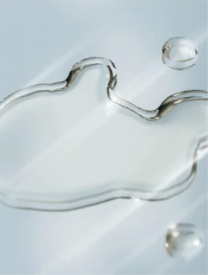 Texture du soin Eau Micellaire Acide Hyaluronique – Démaquillante & Apaisante – 99 % Naturel