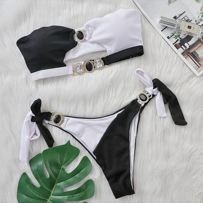 Bikini élégant avec cristaux scintillants, bretelles ajustables et pad détachable