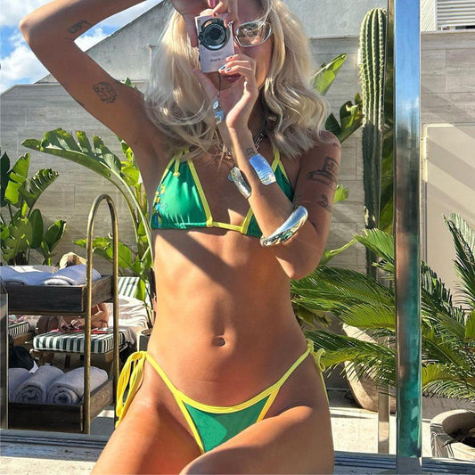 Personne portant un bikini Éclat Tropical à côté de plantes tropicales et d’un cactus.