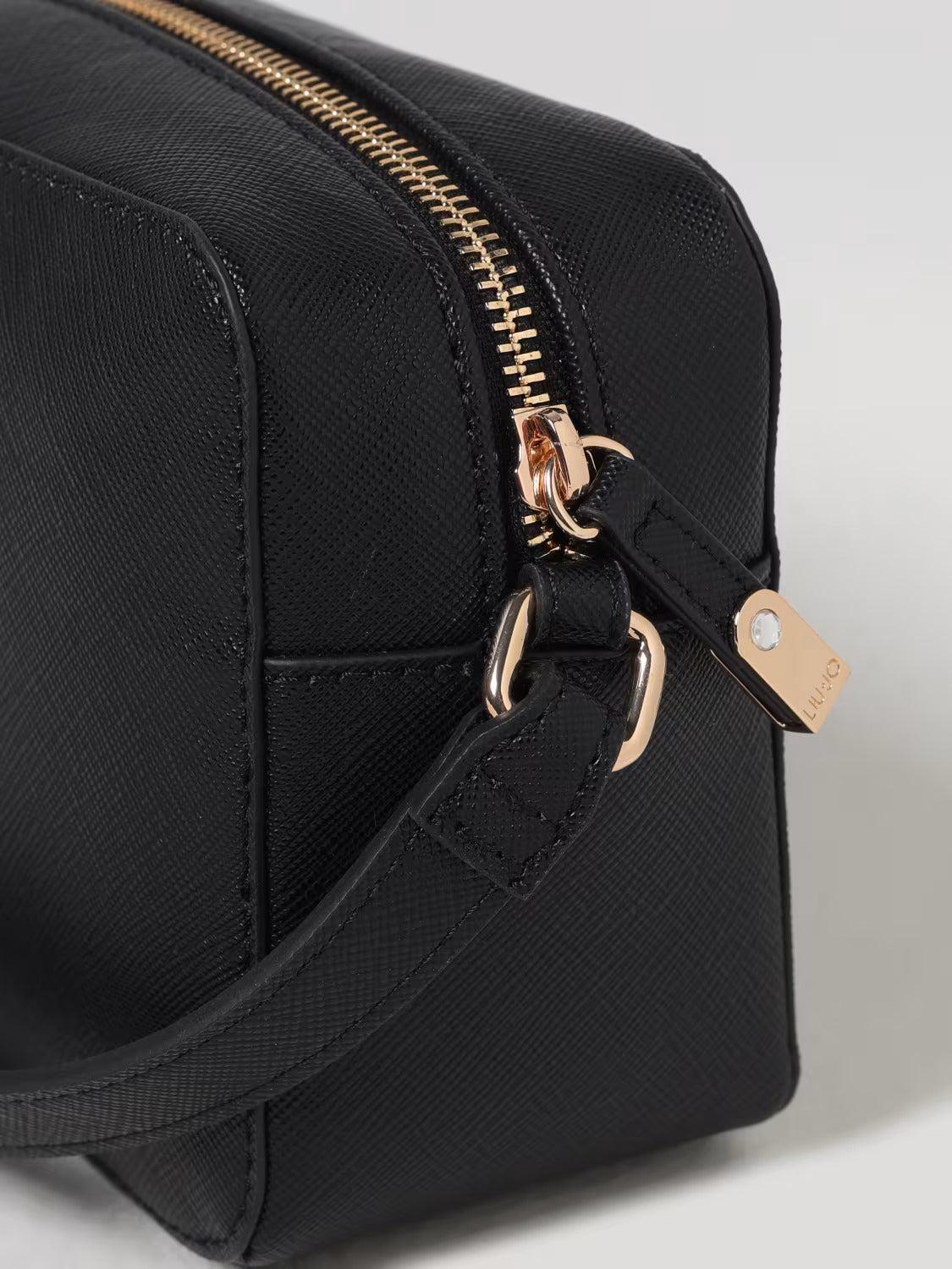 Sac pour femme élégant et fonctionnel, dimensions pratiques, fermeture éclair sécurisée.
